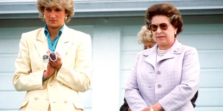 Королева Елизавета II и принцесса Диана