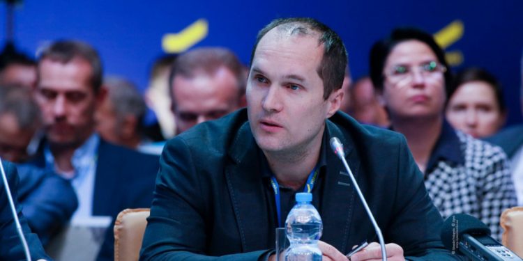 Юрий Бутусов