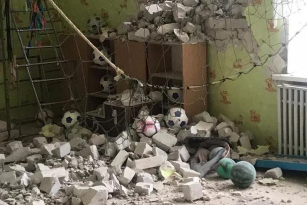 Разрушенный детсад в Станице Луганской после обстрела боевиков