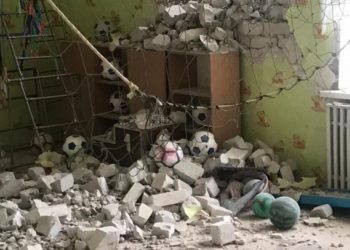 Разрушенный детсад в Станице Луганской после обстрела боевиков