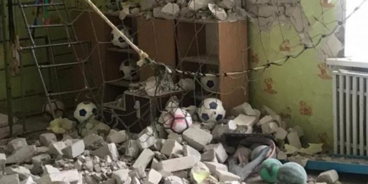 Разрушенный детсад в Станице Луганской после обстрела боевиков