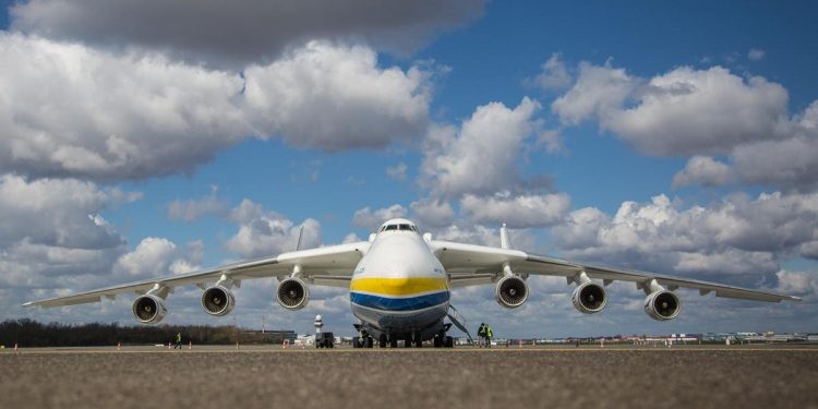 Войска РФ уничтожили крупнейший в мире самолет «Мрия»: Укроборонпром обещает восстановить за счет оккупанта