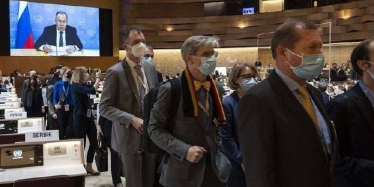 Евродепутаты покидают зал во время выступления Сергея Лаврова