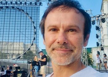 известный певец