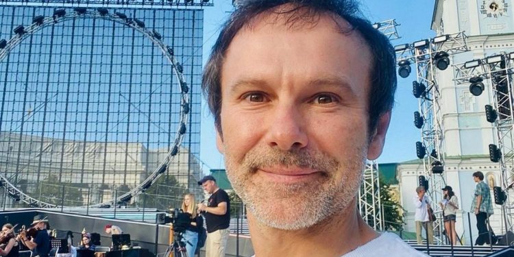 известный певец