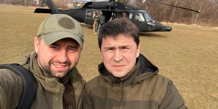 Арахамия и Подоляк готовы приехать в Мариуполь, чтобы провести переговоры с россиянами об эвакуации защитников города – «Азов»