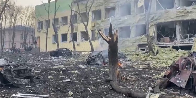 В Мариуполе российские оккупанты сбросили мощную бомбу на больницу в районе «Азовстали»: под завалами могут быть до 300 человек