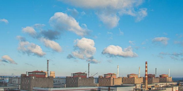 Российские оккупанты заставляют персонал Запорожской АЭС повесить на станции портрет Путина: подробности