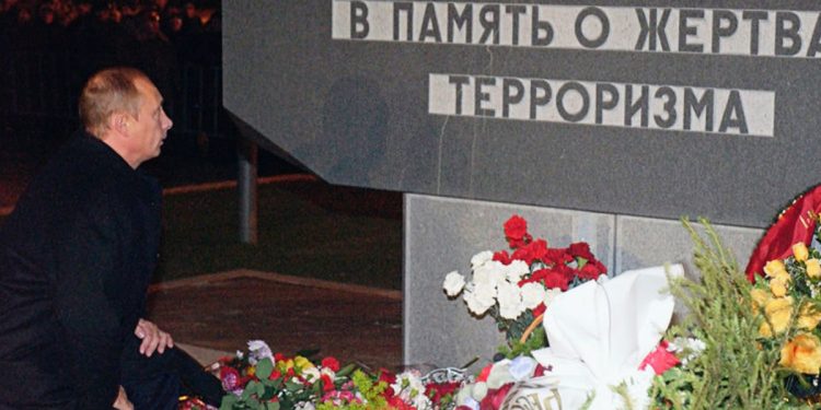 Владимир Путин у мемориала погибшим в результате теракта