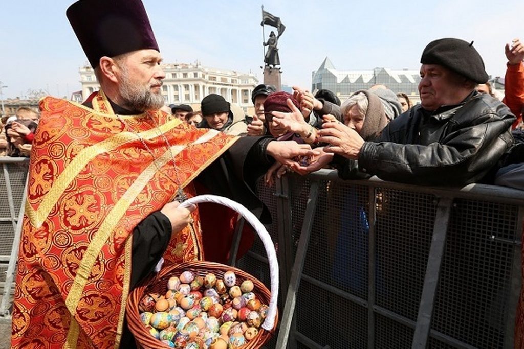 Раздача пасхальных яиц во Владивостоке