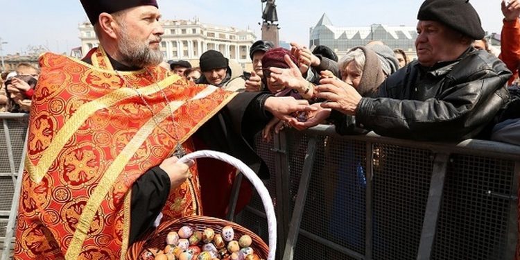 Раздача пасхальных яиц во Владивостоке