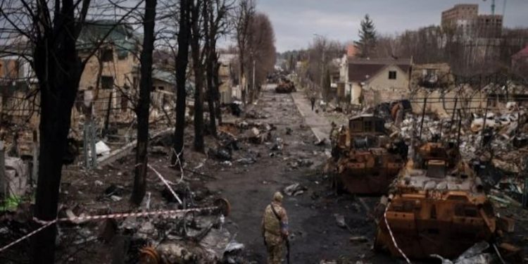 В Буче появилось кладбище расстрелянных автомобилей: на некоторых машинах есть надпись «Дети» (фото)