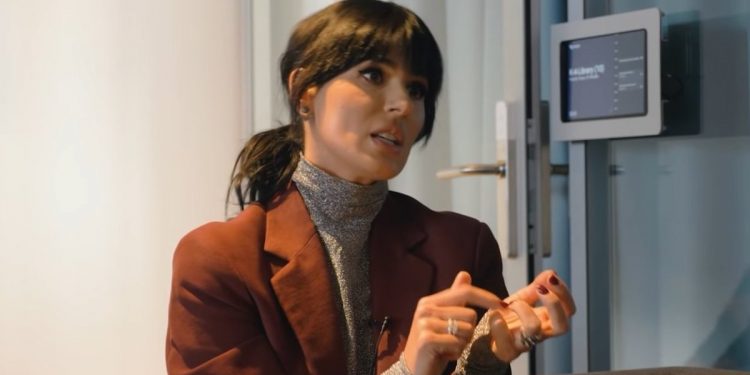 Ефросинина показала подарок от сына на день рождения: поступок мальчика растрогал телеведущую до слез