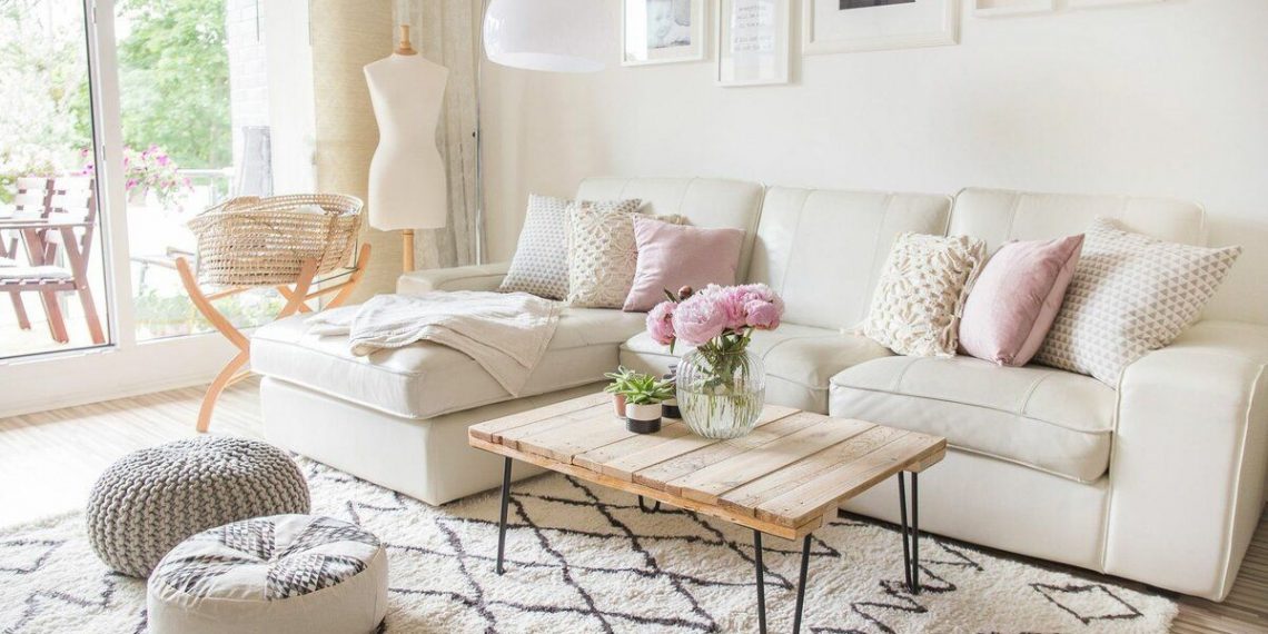 Современная гостиная в светлых тонах