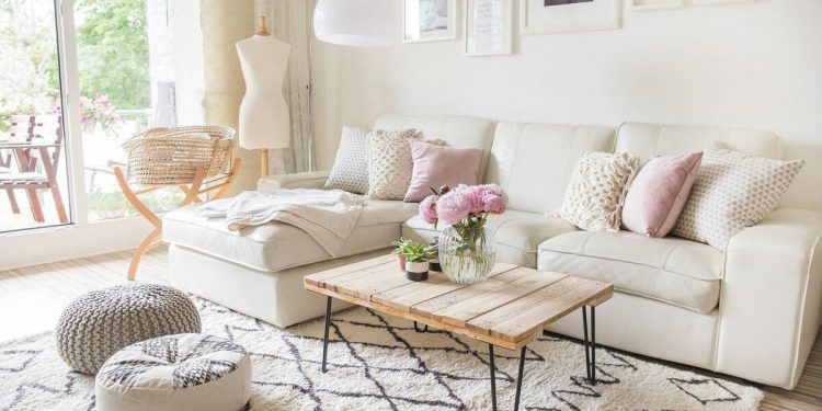 Современная гостиная в светлых тонах