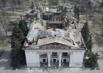 Разрушенный драмтеатр в Мариуполе