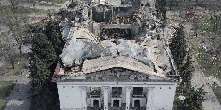 Разрушенный драмтеатр в Мариуполе