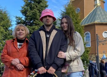 Олег Псюк, мама Стефания и девушка Александра