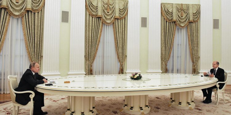 Требует, чтобы Германия не поставляла оружие – Яковина рассказал, как Путин запугал Шольца