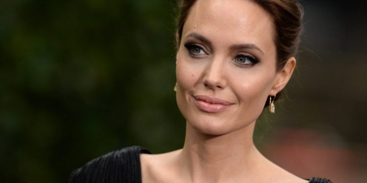 Анджелина Джоли