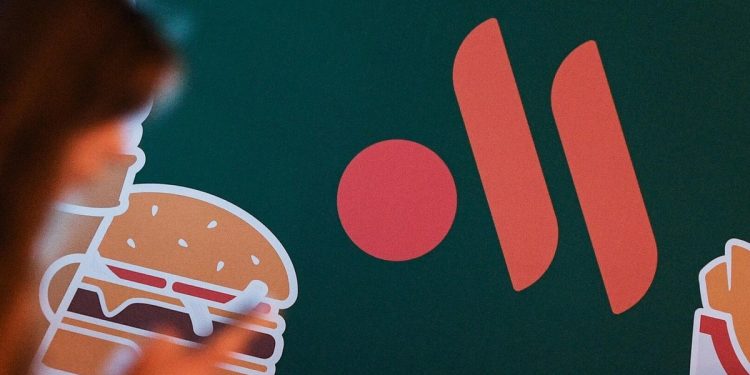 Логотип ресторанов быстрого питания «Вкусно и точка»