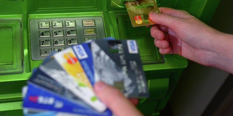 «ПриватБанк» блокирует карты