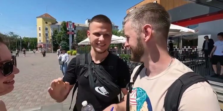 Украинский журналист повторил флешмоб РФ с «записыванием в армию»: в сети отметили наглядную разницу