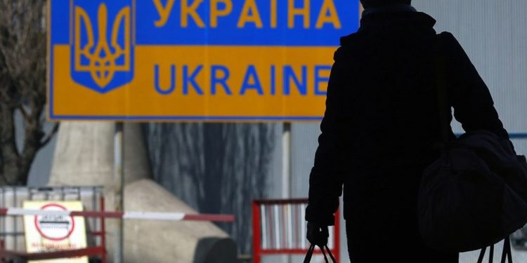 Сколько украинцев мечтает о переезде за границу