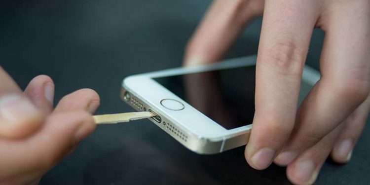 Чистка разъема смартфона