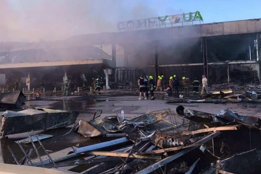 Ракетный удар РФ по ТРЦ в Кременчуге