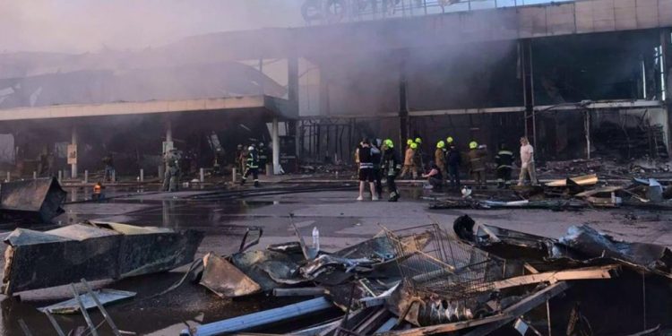 Ракетный удар РФ по ТРЦ в Кременчуге