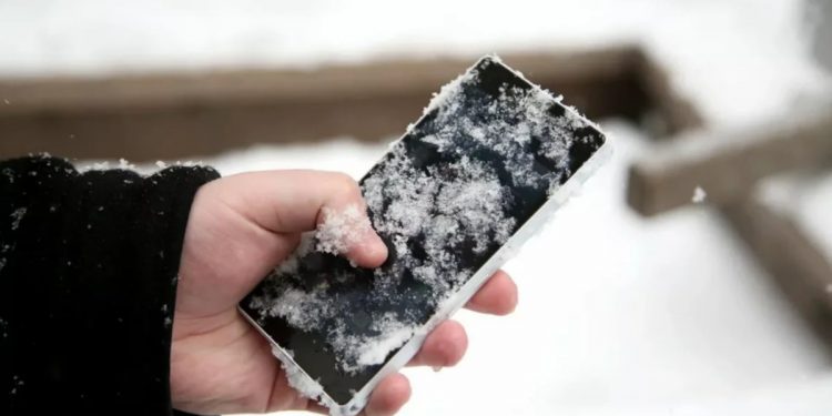 Телефон упал в снег