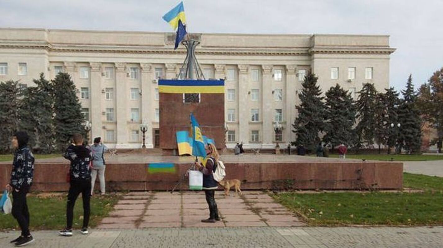 Украина сдалась или нет. Херсон центр города площадь. Херсон Украина. Флаг Херсона 2022. Украина до войны.