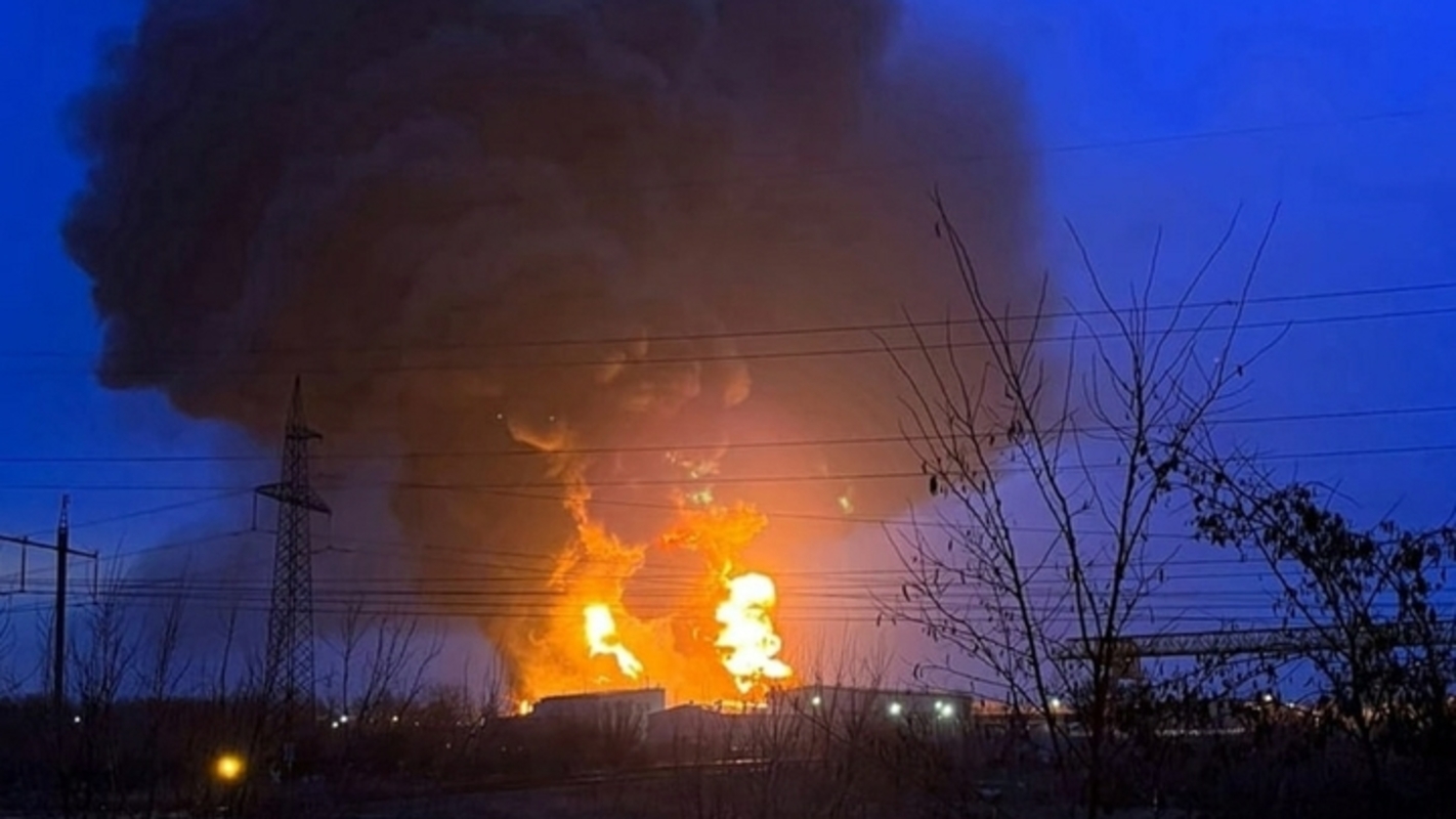 Нападение на нефтебазу. Взрывы на Украине. Белгород Нефтебаза взрыв. Взрыв на предприятии.