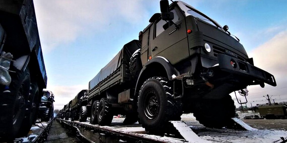 Ешелон із технікою РФ.