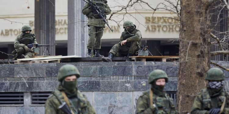 Російські окупанти в Криму