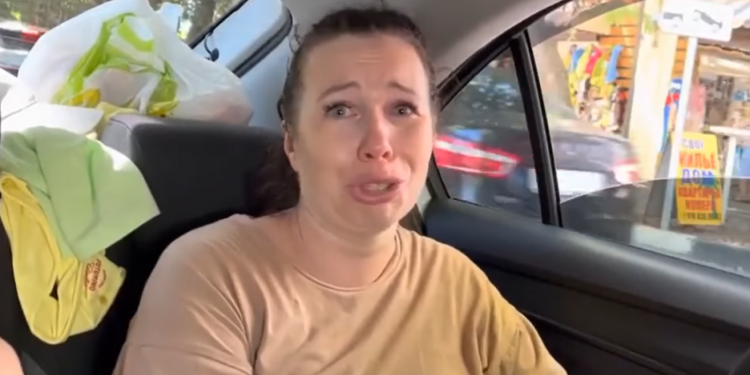 Росіянка тікає з Криму