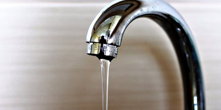 Кран із водою.