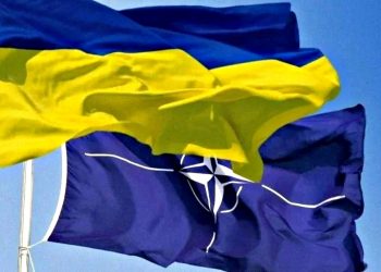 Прапори України та НАТО.