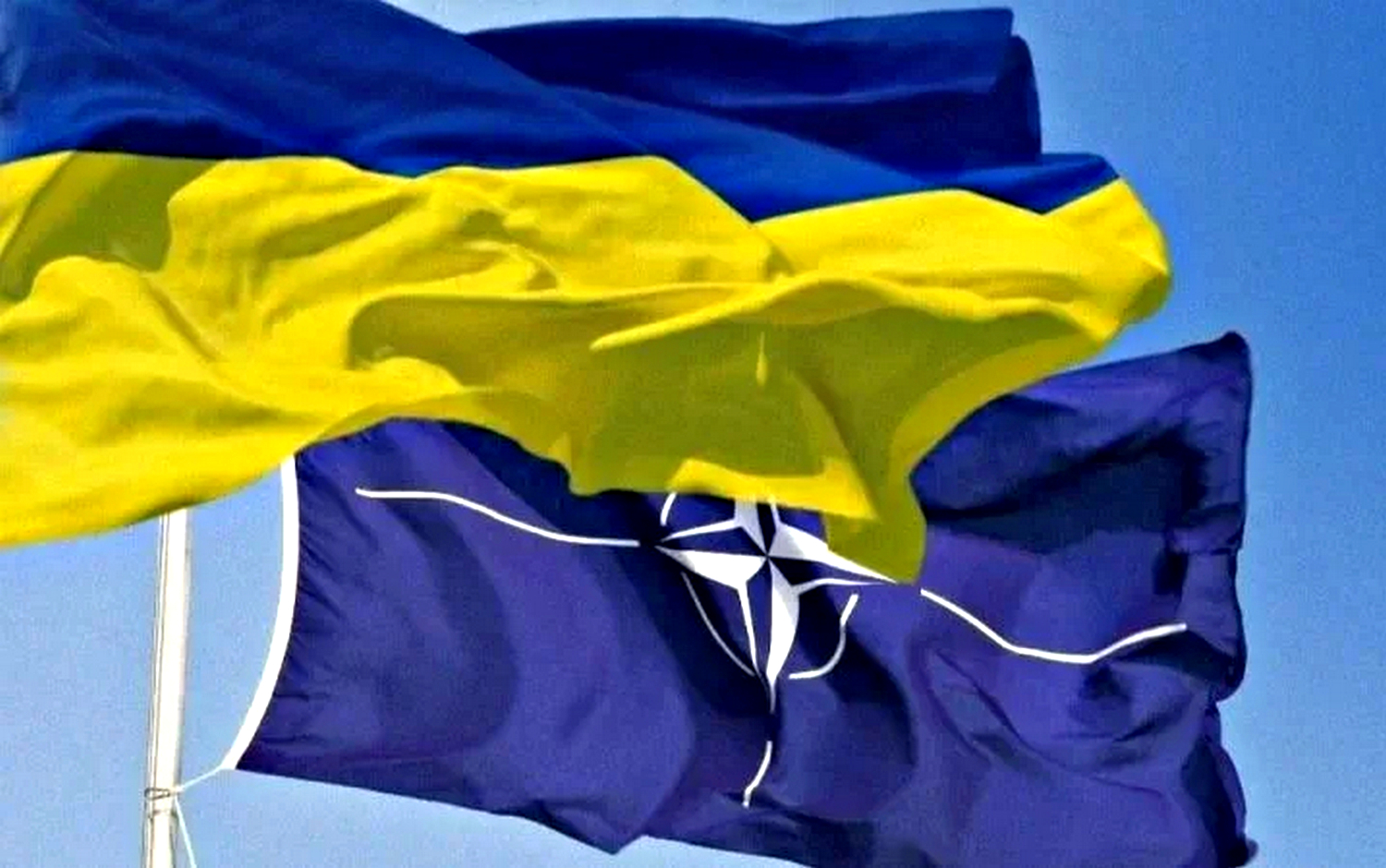 Прапори України та НАТО.