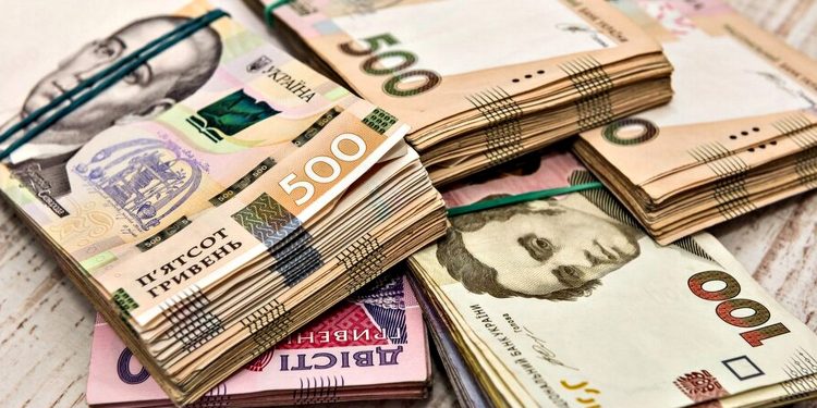 Пачки гривень.