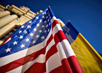 Прапори США та України.