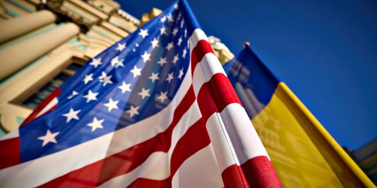 Прапори США та України.