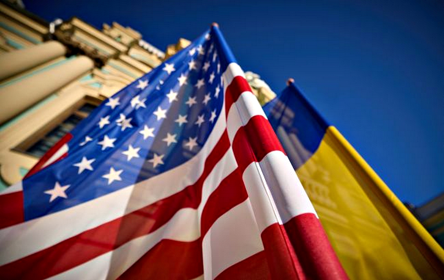 Прапори США та України.