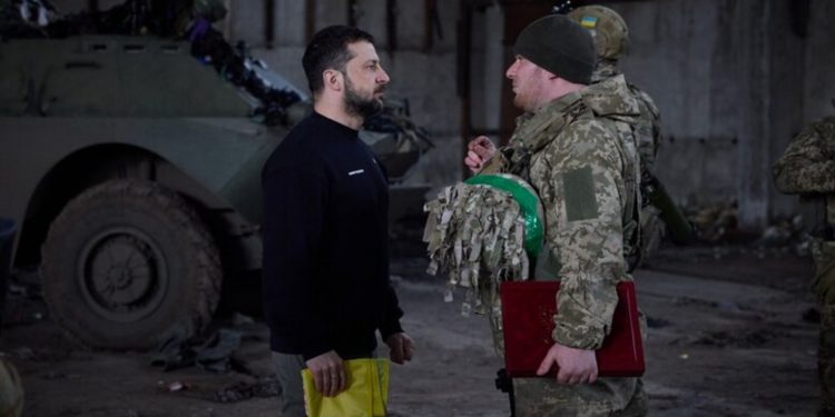 Володимир Зеленський з українським військовим