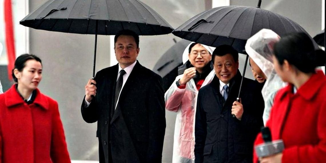 Маск у Китаї.