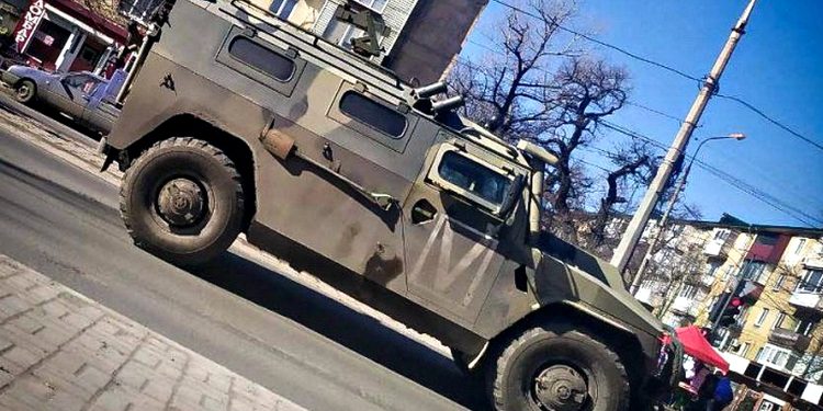 Російські окупанти у Маріуполі.