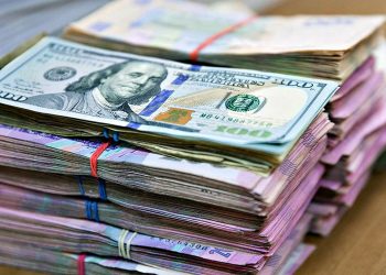 Гривні й долари.