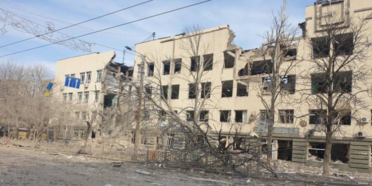 Зруйновані будинки в Маріуполі