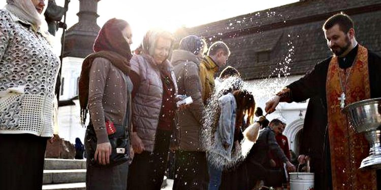 Храм на Великдень.